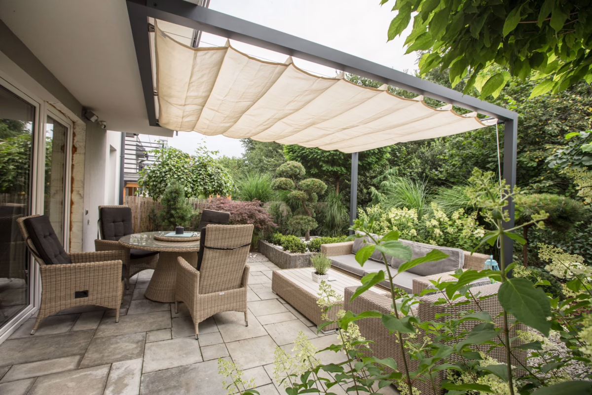 Pergola przyścienna na tarasie – osłona strefy wypoczynkowej przy salonie